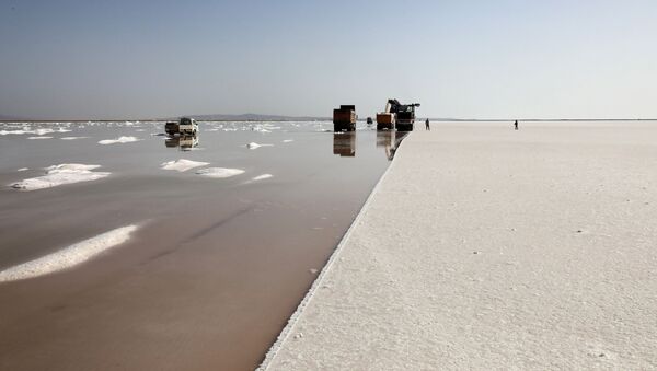Добыча соли на озере Туз в Турции - Sputnik Казахстан