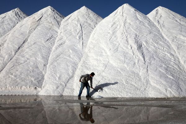 Добыча соли на озере Туз в Турции - Sputnik Қазақстан