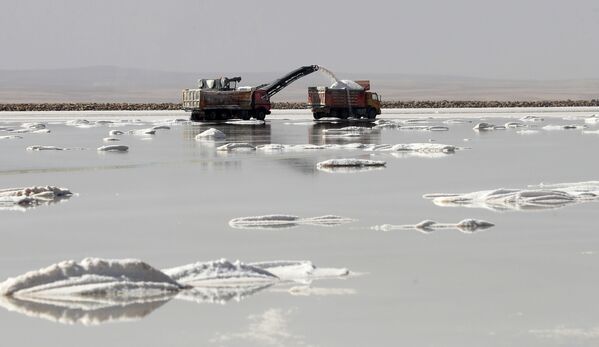Добыча соли на озере Туз в Турции - Sputnik Казахстан