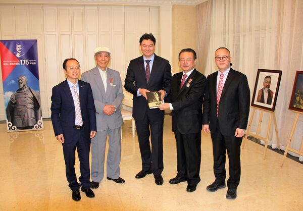 Переводчикам и исследователям творчества Абая вручили ордена Достық в Китае - Sputnik Казахстан