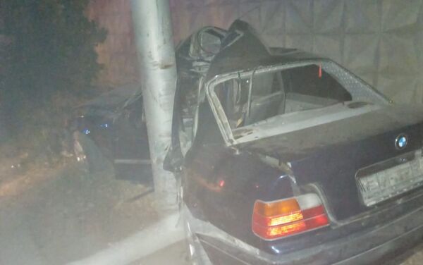 Машина врезалась в бетонный забор в мкр. Улжан - Sputnik Казахстан