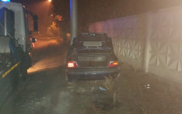 Машина врезалась в бетонный забор в мкр. Улжан - Sputnik Казахстан