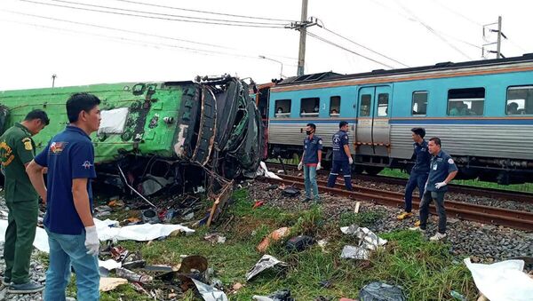 Столкновение автобуса с поездом в Таиланде - Sputnik Казахстан