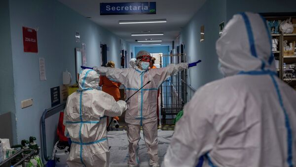 Медик проходит санитарную обработку в защитном костюме в больнице с коронавирусом  - Sputnik Қазақстан