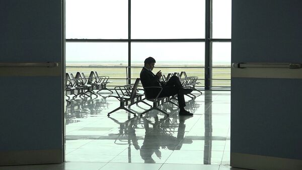 Мужчина в зале ожидания в аэропорту - Sputnik Казахстан