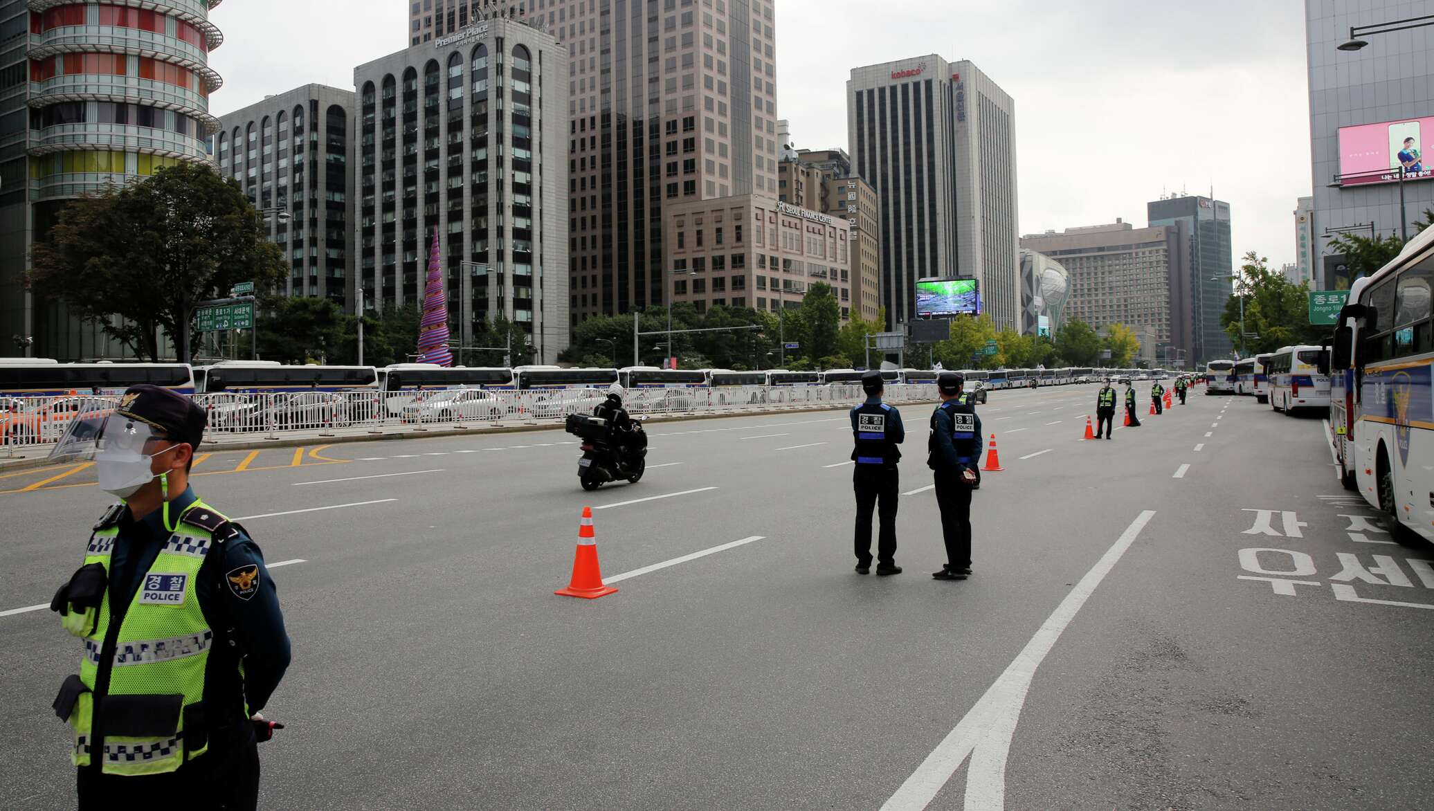 Korean police. Полиция Южной Кореи. Полиция в Южной Корее фото. Кванхвамун полицейские. Экологическая полиция Южная Корея.