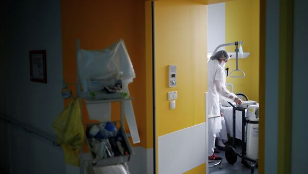 Медсестра проводит уборку в палате интенсивной терапии в больнице с коронавирусом  - Sputnik Қазақстан