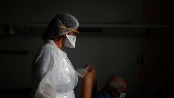 Врач в защитном костюме общается с пациентом в больнице с коронавирусом  - Sputnik Казахстан