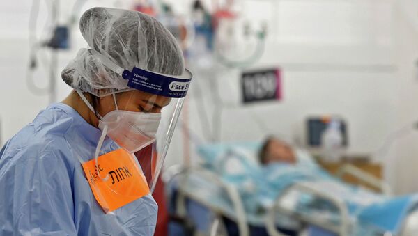 Врач в реанимации больницы с коронавирусом  - Sputnik Казахстан