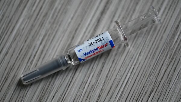 Шприц с вакциной от гриппа  - Sputnik Қазақстан