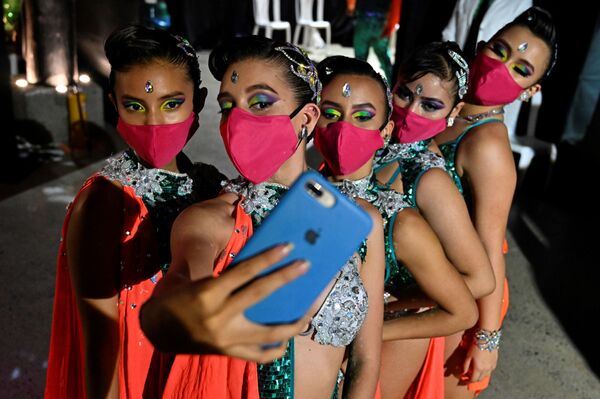 Колумбийские танцоры сальсы в масках на фестивале 15th World Salsa Festival в Колумбии  - Sputnik Казахстан