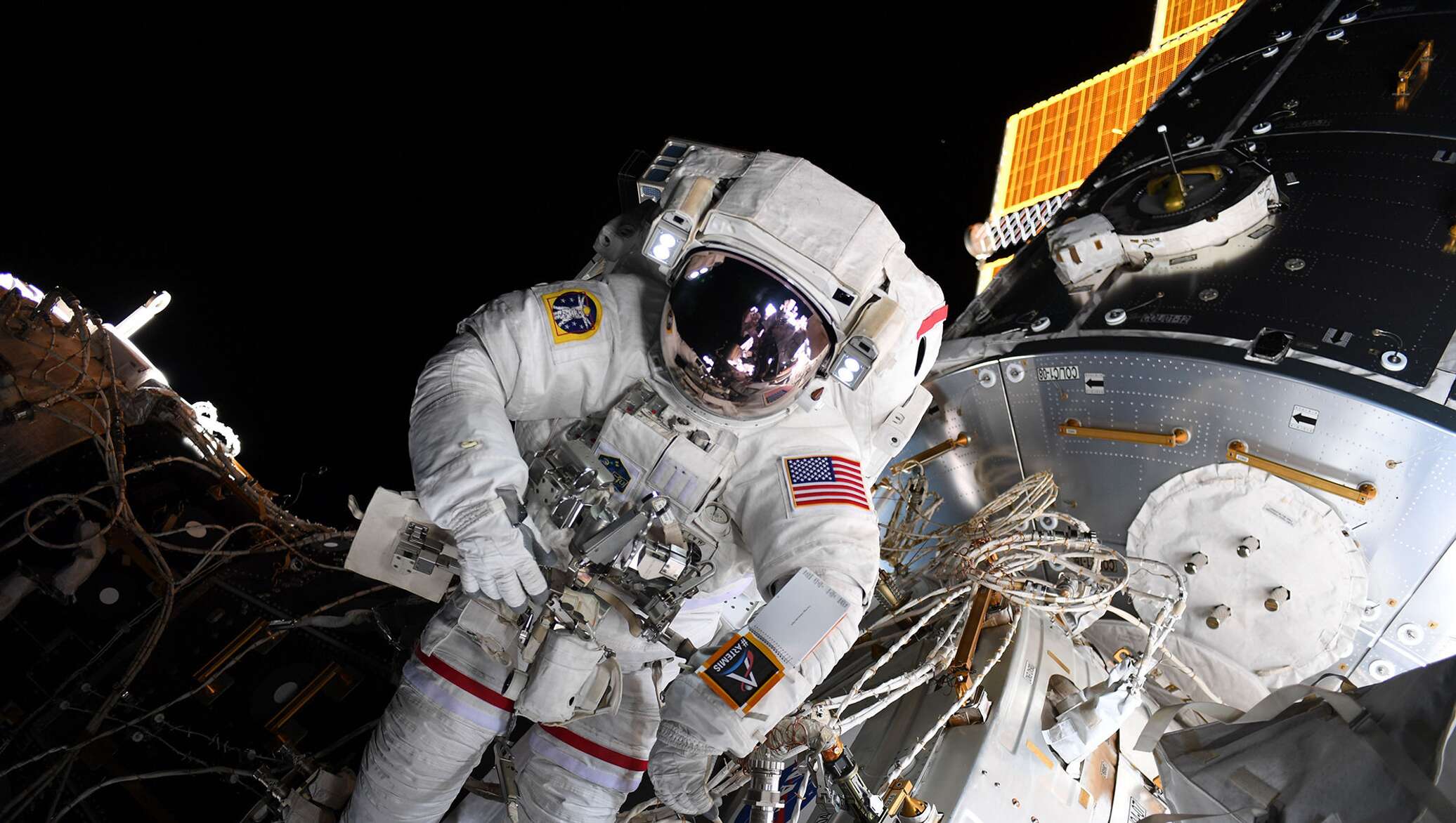 Нов наса. Скафандры НАСА на МКС. Космонавт НАСА В открытом космосе. Скафандр МКС США. Астронавты НАСА В космосе.