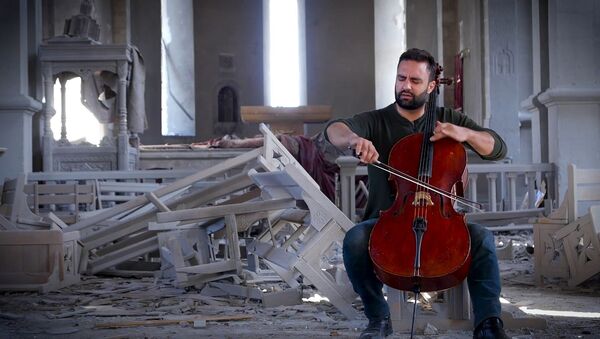 Бельгийский музыкант армянского происхождения сыграл на виолончели в разрушенном соборе в Шуши - видео - Sputnik Казахстан