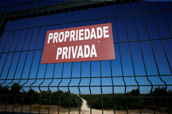 Табличка Частная собственность на заборе, окружающем плантацию авокадо в регионе Алгарве в Португалии - Sputnik Қазақстан