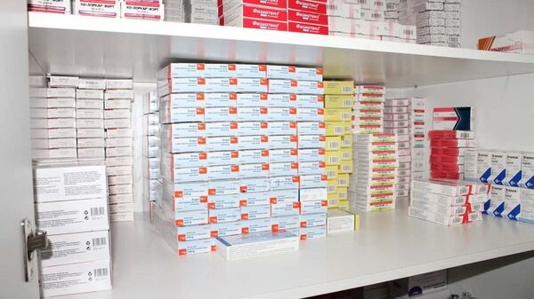 Лекарства в шкафу на полке  - Sputnik Казахстан