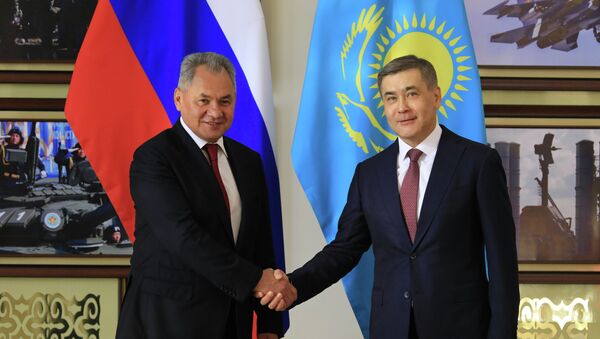 Встреча министров обороны Казахстана Нурлана Ермекбаева и России Сергея Шойгу - Sputnik Казахстан