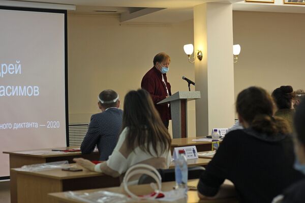 Космонавт Айдын Аимбетов прочитал текст Тотального диктанта в Нур-Султане - Sputnik Казахстан