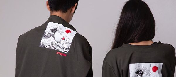 Вещь недели: свитшот из переработанного пластика от казахстанского бренда Вещь недели: свитшот из переработанного пластика от казахстанского бренда - Sputnik Казахстан