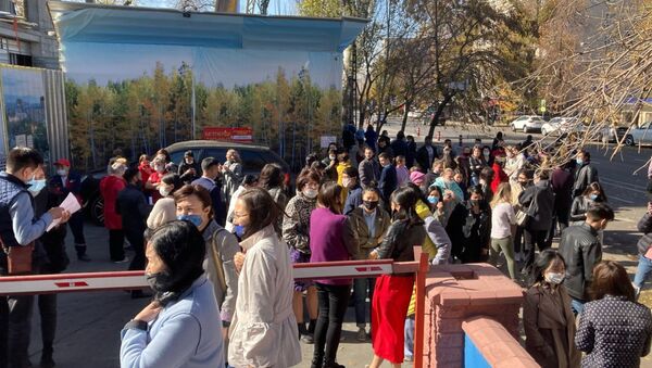 Из бизнес-центра в центре Алматы эвакуировали всех из-за подозрительной сумки  - Sputnik Қазақстан