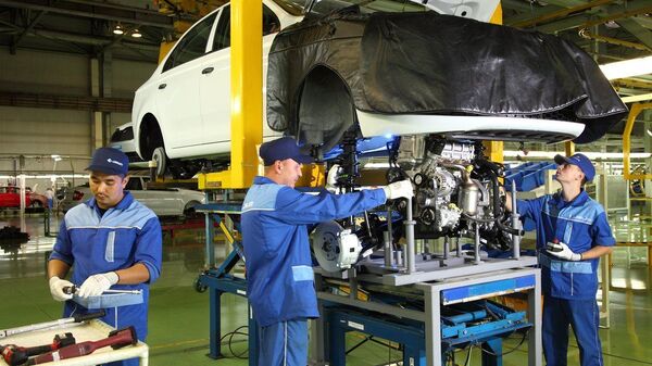 Рабочие Азия Авто за сборкой автомобиля - Sputnik Казахстан