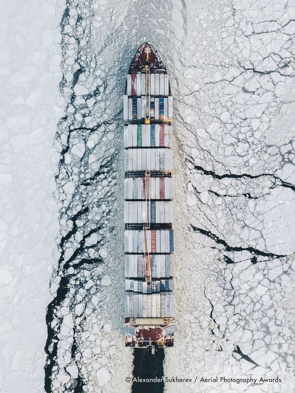Снимок Fairway of the Gulf of Finland российского фотографа Alexander Sukharev, победивший в категории Transportation конкурса Aerial Photography Awards 2020 - Sputnik Казахстан