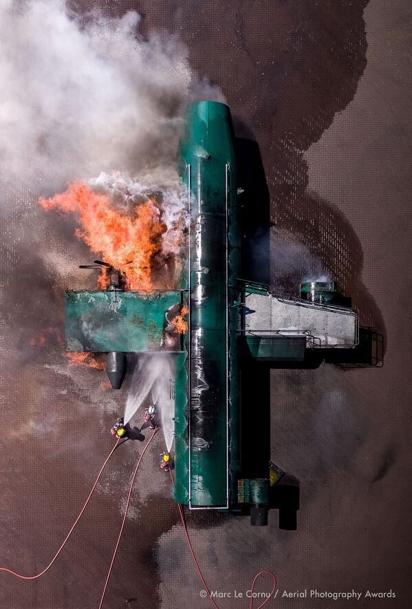 Снимок Fire Attack британского фотографа Marc Le Cornu, победивший в категории Documentary конкурса Aerial Photography Awards 2020 - Sputnik Қазақстан