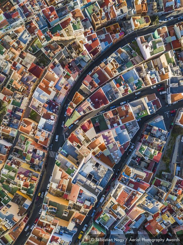 Снимок Spanish rainbow бельгийского фотографа Sebastien Nagy, победивший в категории Cityscapes конкурса Aerial Photography Awards 2020 - Sputnik Қазақстан