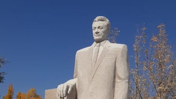 Установка памятника Динмухамеду Кунаеву - Sputnik Казахстан