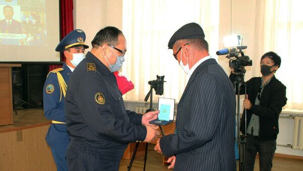 Семье погибшего военнослужащего в Актау вручили награду - Sputnik Казахстан