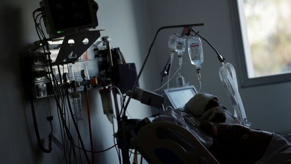 Пациент в палате интенсивной терапии в больнице с коронавирусом  - Sputnik Қазақстан
