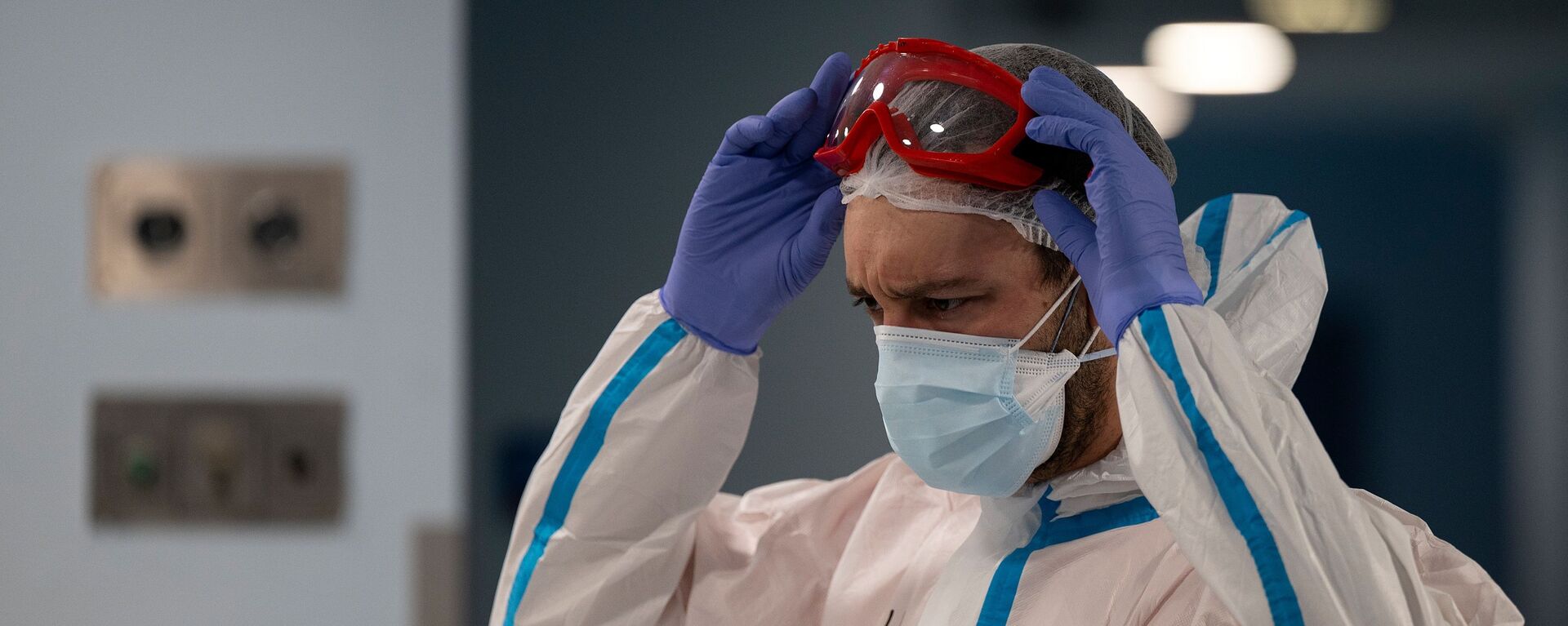 Врач поправляет защитные очки в больнице с коронавирусом  - Sputnik Казахстан, 1920, 22.02.2023
