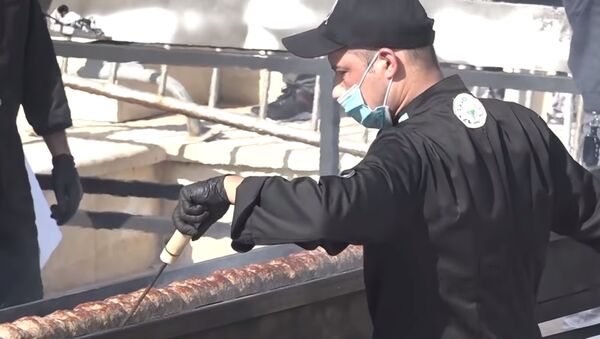 Гастрономичекский рекорд: десятиметровый шашлык приготовили в Ташкенте — видео    - Sputnik Казахстан