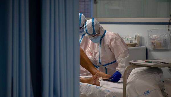 Врачи осматривают пациента в палате интенсивной терапии в больнице с коронавирусом  - Sputnik Қазақстан