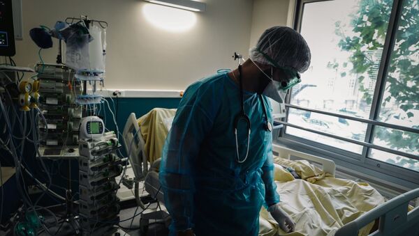Врач в палате интенсивной терапии в больнице с коронавирусом  - Sputnik Казахстан