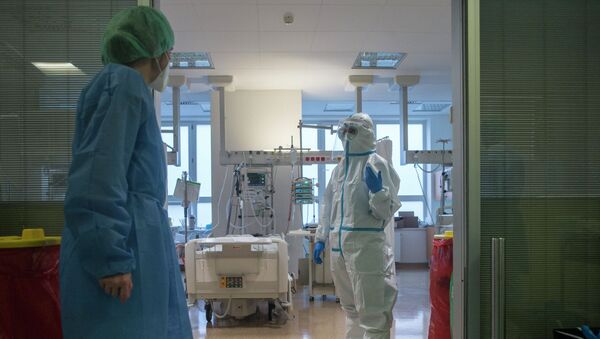 Врач в защитном костюме в палате интенсивной терапии в больнице с коронавирусом  - Sputnik Қазақстан