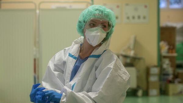 Врач в защитном костюме больнице с коронавирусом  - Sputnik Казахстан