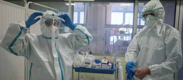Врачи поправляют защитные костюмы в больнице с коронавирусом  - Sputnik Казахстан