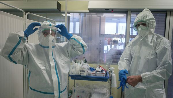 Врачи поправляют защитные костюмы в больнице с коронавирусом  - Sputnik Казахстан