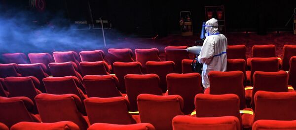 Сотрудник кинотеатра проводит дезинфекцию в зрительном зале Сотрудник кинотеатра проводит дезинфекцию в зрительном зале - Sputnik Казахстан