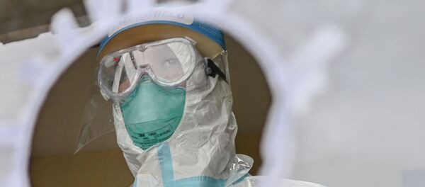 Врач в защитном костюме в больнице с коронавирусом Врач в защитном костюме в больнице с коронавирусом - Sputnik Казахстан