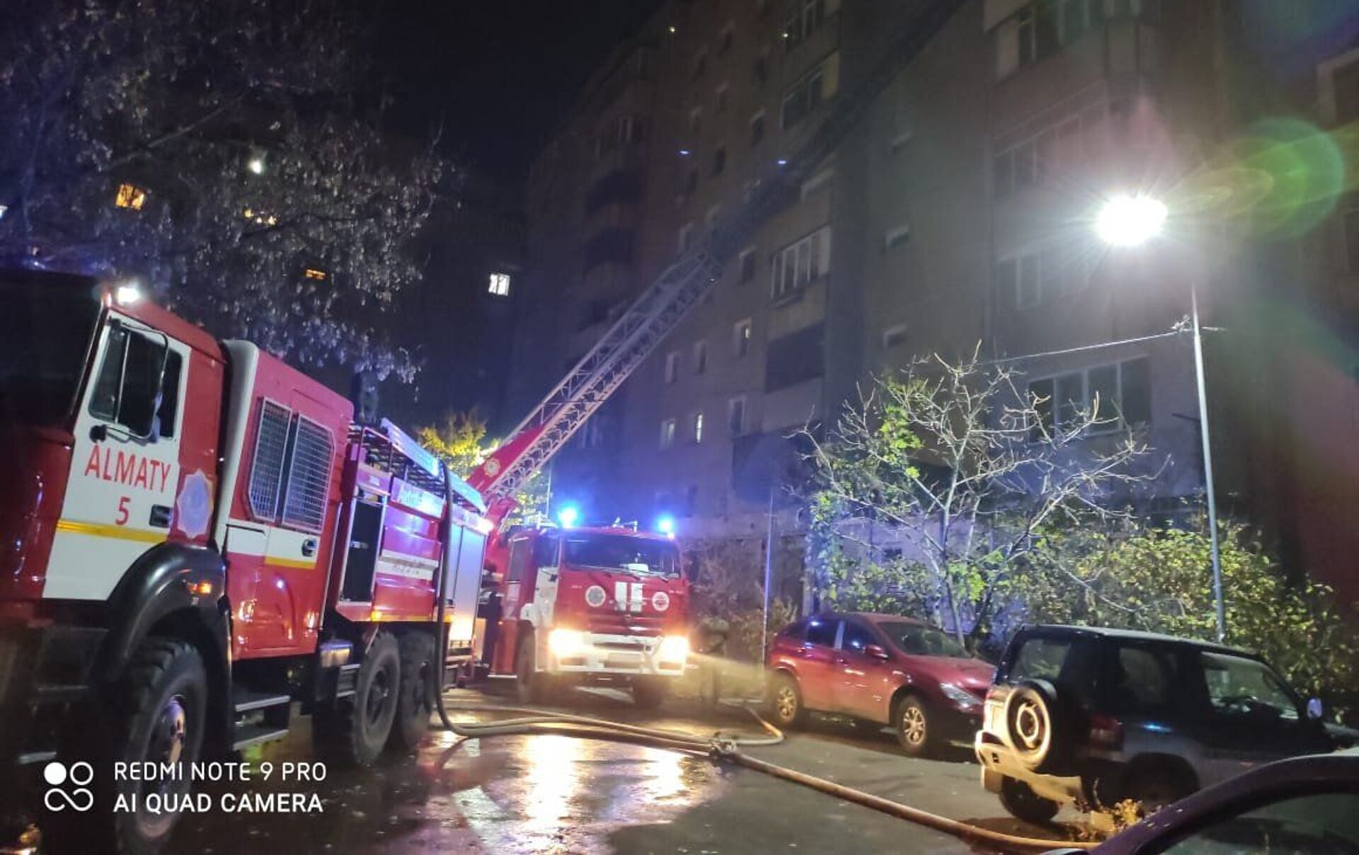 В Алматы эвакуаторы убирали машины со двора жилого дома, чтобы дать дорогу  пожарным - 22.10.2020, Sputnik Казахстан