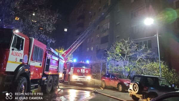 Пожарные в Алматы не могли установить автолестницу из-за припаркованных авто - Sputnik Казахстан