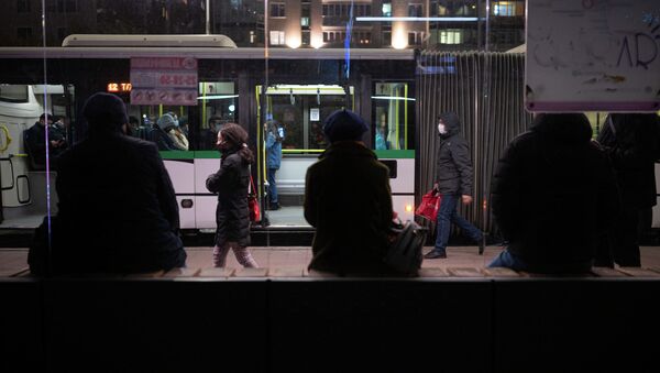 Люди на автобусной остановке вечером  - Sputnik Қазақстан