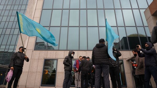 Казахстанская молодежь пришла к генконсульству США с требованием запретить фильм Борат-2 - Sputnik Қазақстан