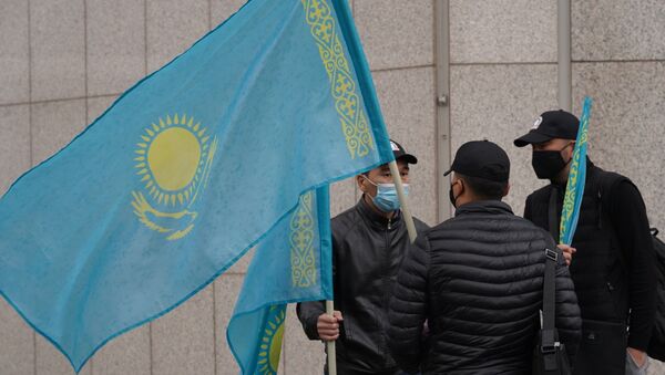 Казахстанская молодежь пришла к генконсульству США с требованием запретить фильм Борат-2 - Sputnik Казахстан