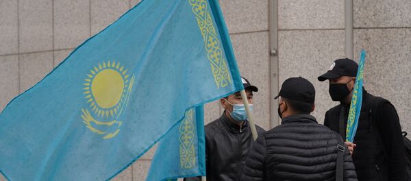 Казахстанская молодежь пришла к генконсульству США с требованием запретить фильм Борат-2 Казахстанская молодежь пришла к генконсульству США с требованием запретить фильм Борат-2 - Sputnik Казахстан