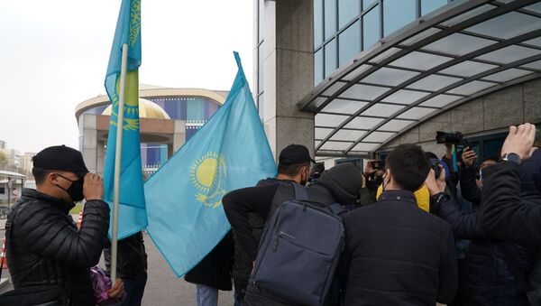 Казахстанская молодежь пришла к генконсульству США с требованием запретить фильм Борат-2 - Sputnik Қазақстан