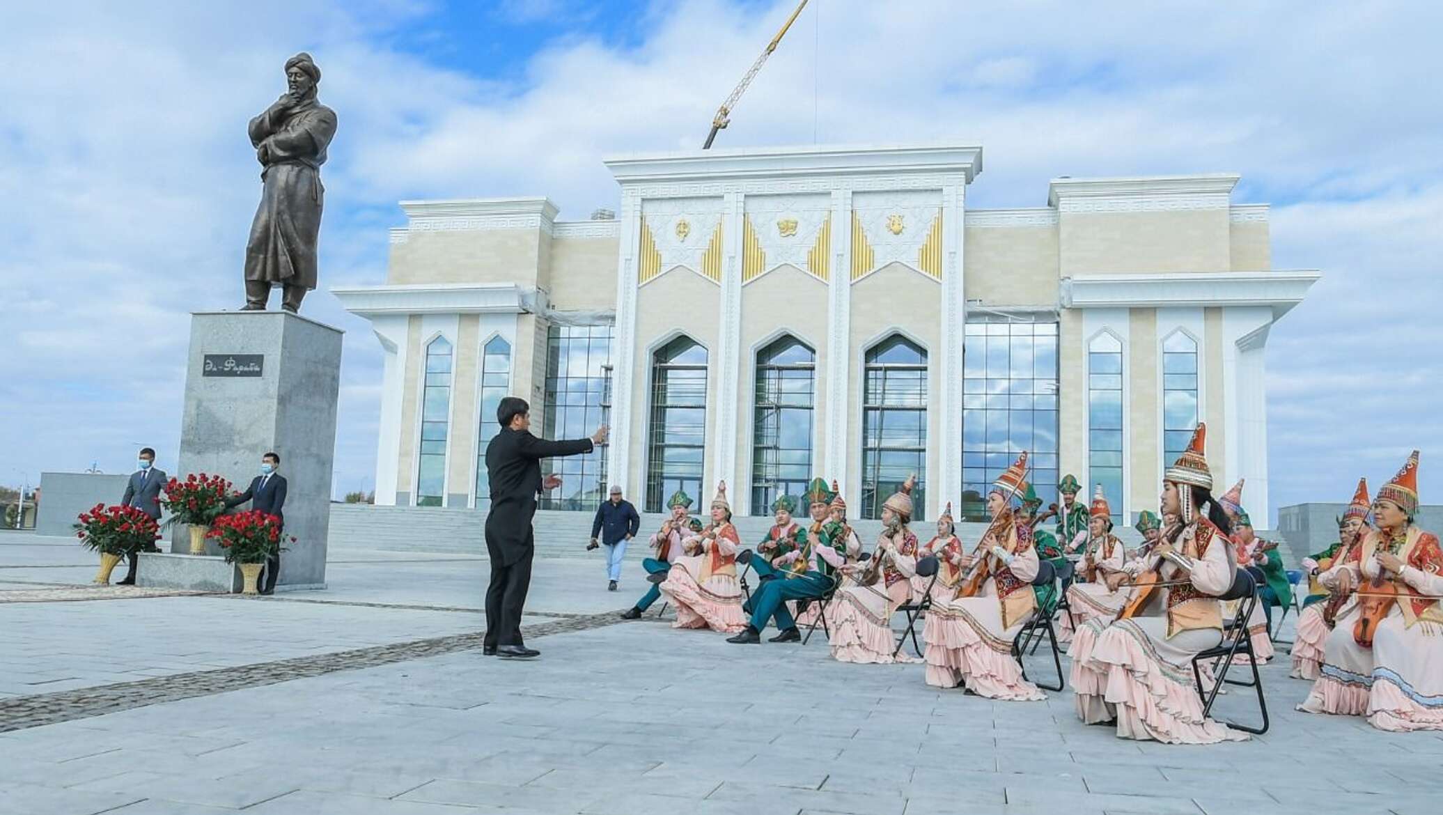 Туркестан шымкент. Театр Туркестан. Абай город в Казахстане. Памятник Абаю в Астане. Абай памятник в Уральске Казахстан.