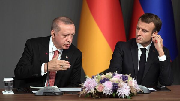Президент Турции Реджеп Тайип Эрдоган (слева) и президент Франции Эммануэль Макрон - Sputnik Казахстан