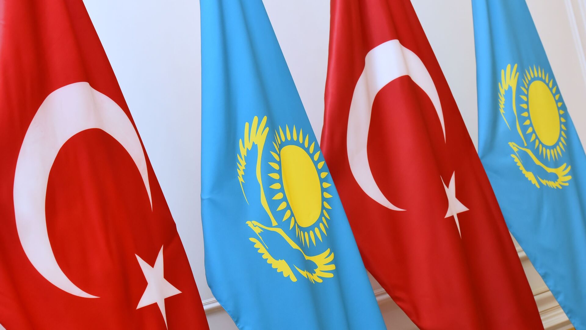 Флаги Турциии и Казахстана - Sputnik Казахстан, 1920, 04.08.2022